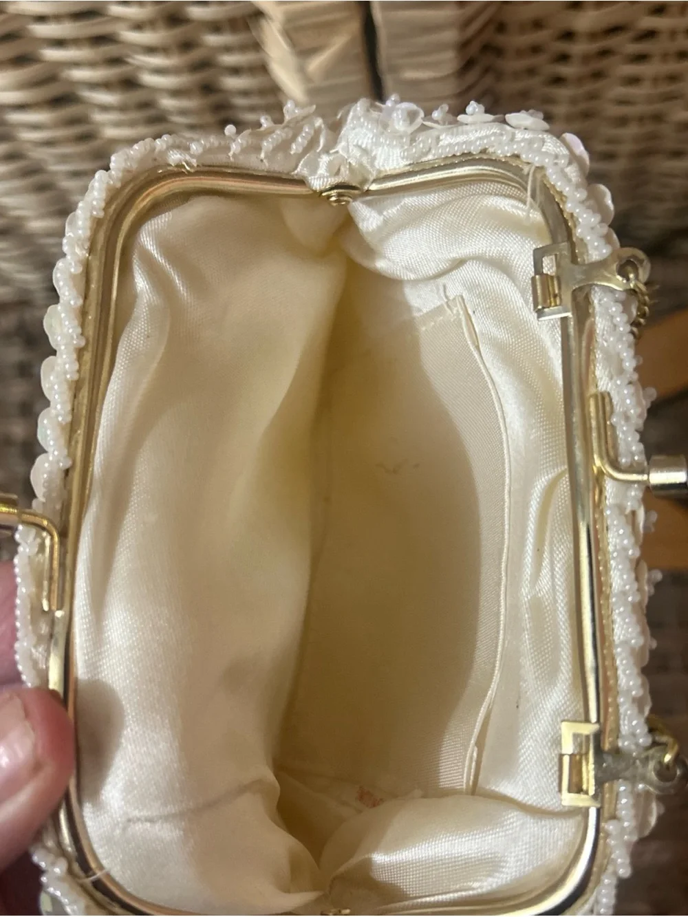 Cream Small Beaded Bag With Flower In Middle Kisslock Clasp